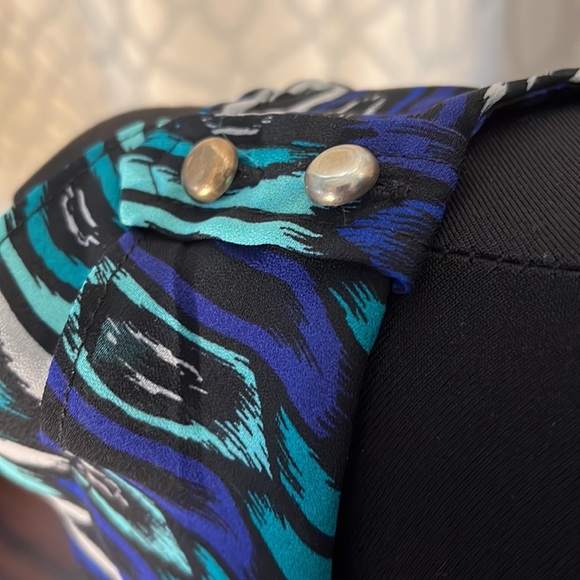 Charlotte Russe crop top with elastic bottom. Gold decor buttons on shoulders. M - Picture 4 of 10